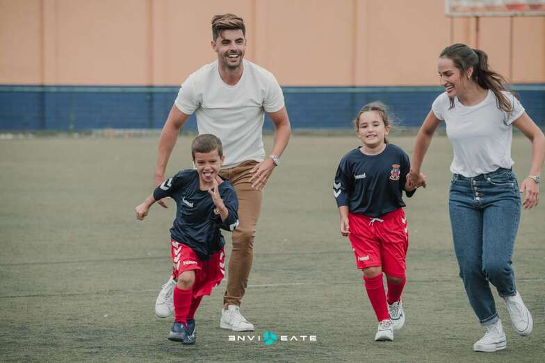 Horacio ColomeÌ y Alba Roben, en el spot (Foto Envideate)